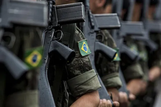 Bolsonaro diz que sancionará nos próximos dias reforma dos militares