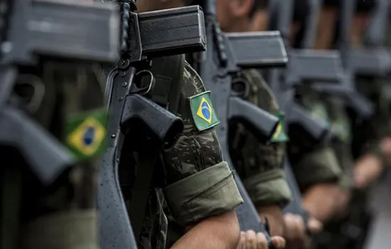 Bolsonaro diz que sancionará nos próximos dias reforma dos militares