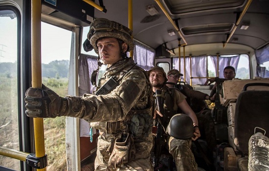 Rússia retira suas tropas de cidade-chave cercada pela Ucrânia