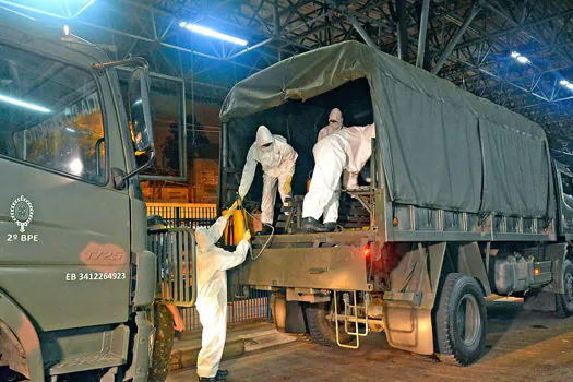 Militares do Exército realizam desinfecção de terminal de ônibus de Santo André