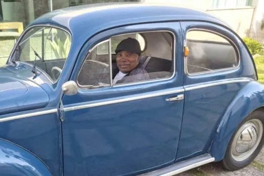 Milton Nascimento recebe Fusca que era do pai dele