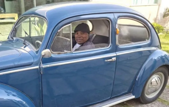 Milton Nascimento recebe Fusca que era do pai dele