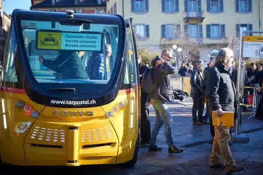 Miniônibus autônomos começam a circular