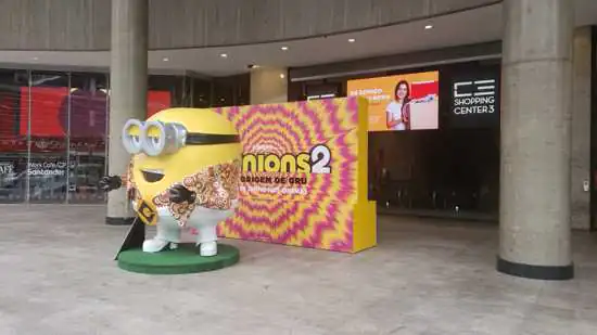 Shopping Center3 recebe estátua dos Minions em preparação para o lançamento do filme