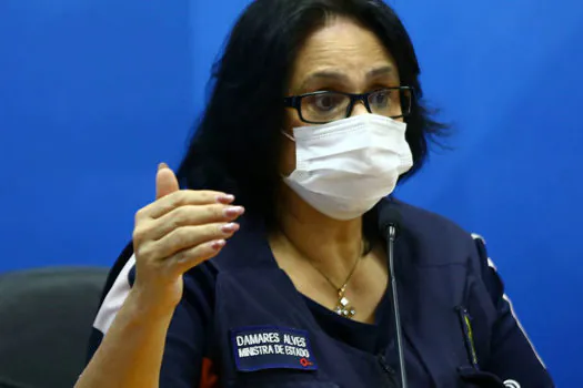 Ministra Damares Alves testa positivo para a covid-19