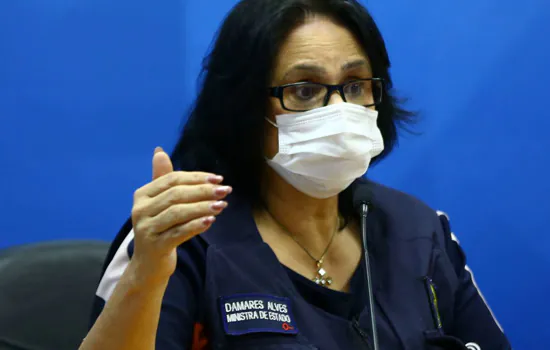 Ministra Damares Alves testa positivo para a covid-19