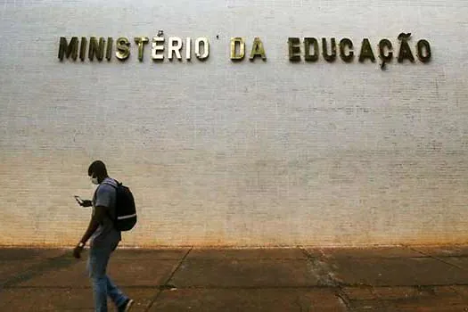 Universidades federais têm até dezembro para adotar diploma digital