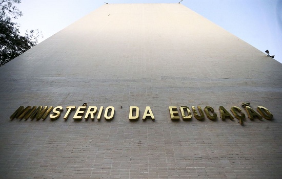 Mais de 9 mil estudantes recebem hoje (12) Bolsa Permanência