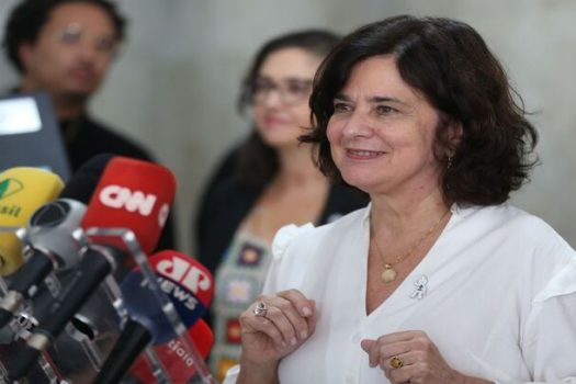 Ministra da Saúde fará pronunciamento nacional sobre fim da emergência de covid