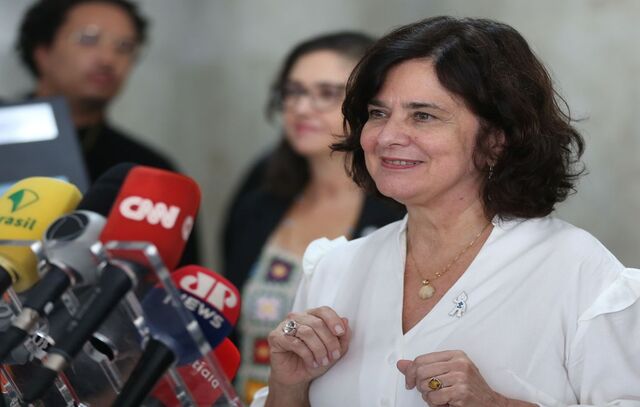 Ministra da Saúde fará pronunciamento nacional sobre fim da emergência de covid