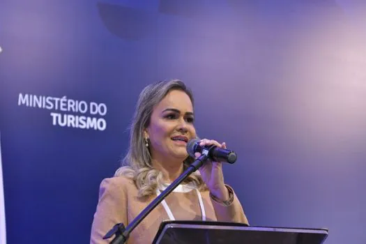 Lula mantém ministra do Turismo no cargo