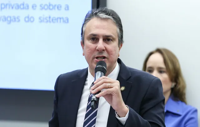 Ministro descarta prioridade para escolas cívico-militares