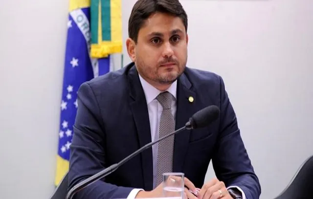 Ministro dá diretoria nos Correios para apadrinhado de senador aliado