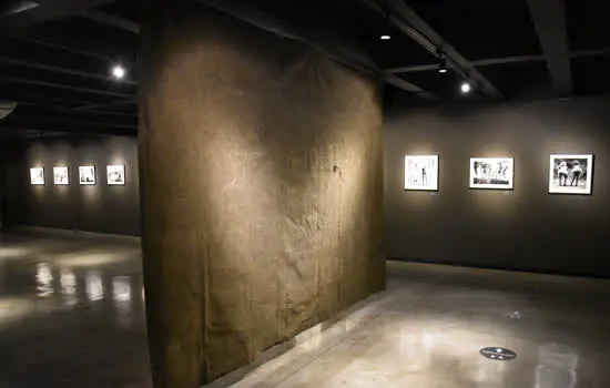 MIS abre exposição de Rogério Reis com a presença de participantes de oficina do IOK