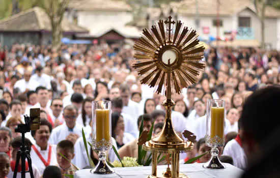 Missa e procissão do Corpus Christi atraíram 5 mil fieis em Ribeirão Pires