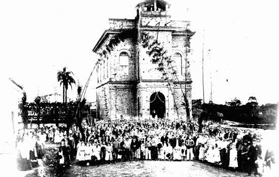 População de São Caetano reunida em frente à Igreja Matriz Velha
