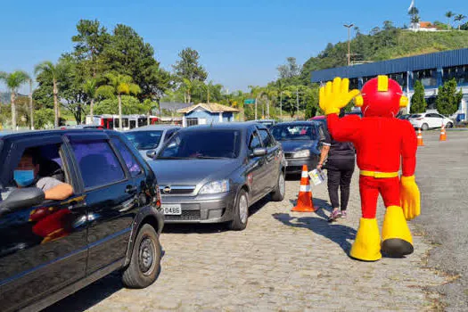 Mister Mão conscientiza moradores em Ribeirão Pires