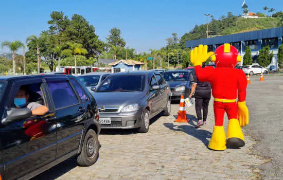 Mister Mão conscientiza moradores em Ribeirão Pires