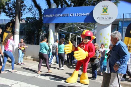 Mister Mão participa do Maio Amarelo em Santo André e conscientiza sobre travessia segura