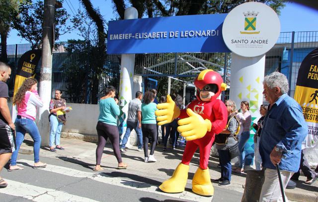 Mister Mão participa do Maio Amarelo em Santo André e conscientiza sobre travessia segura