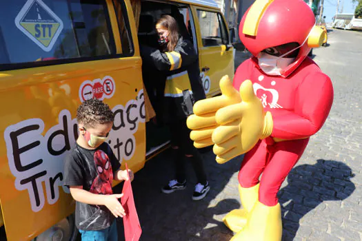 Alunos de Ribeirão Pires recebem visita do herói do trânsito “Mister Mão”