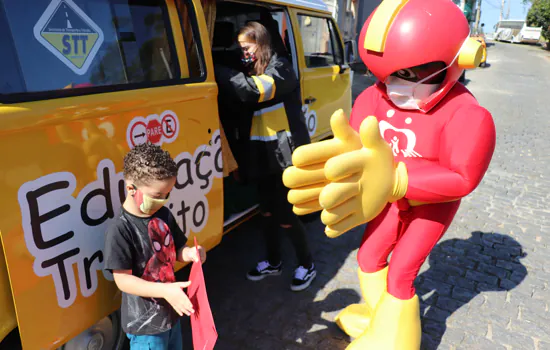 Alunos de Ribeirão Pires recebem visita do herói do trânsito “Mister Mão”