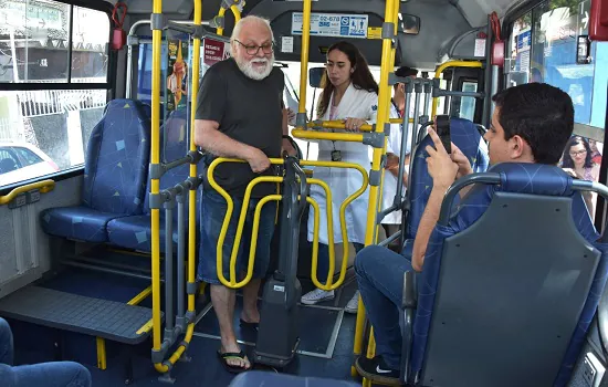 Santo André oferece treinamento prático de mobilidade nos ônibus para idosos