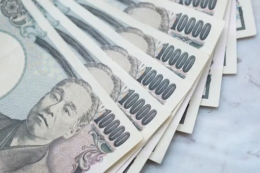 Japão intervém no mercado cambial pela 1ª vez em 24 anos e iene dispara