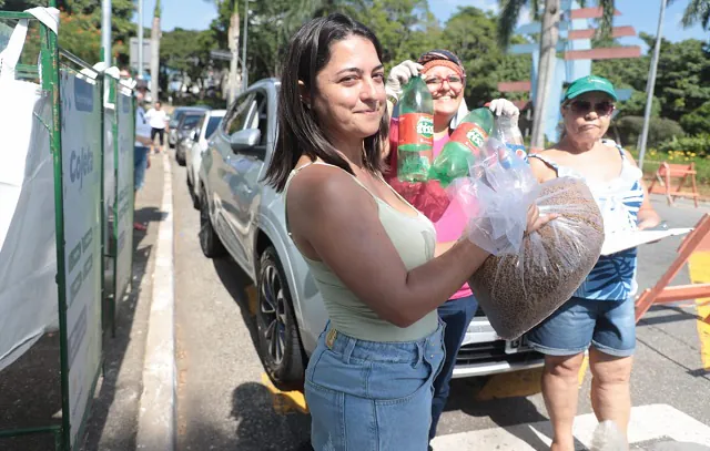 Moeda Pet arrecada 9 mil garrafas em troca de 450 kg de ração