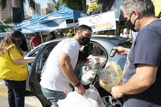 Moeda Pet entrega 500 quilos de ração para cães e gatos e arrecada garrafas plásticas