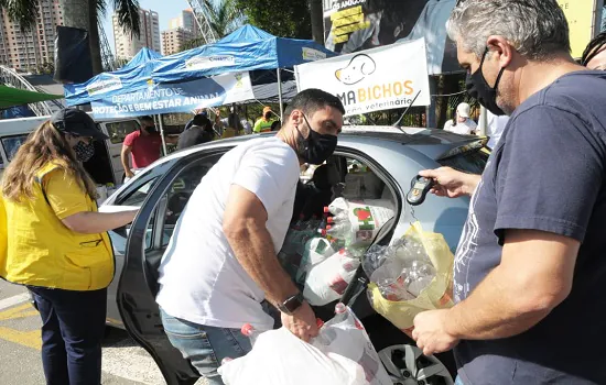 Moeda Pet entrega 500 quilos de ração para cães e gatos e arrecada garrafas plásticas