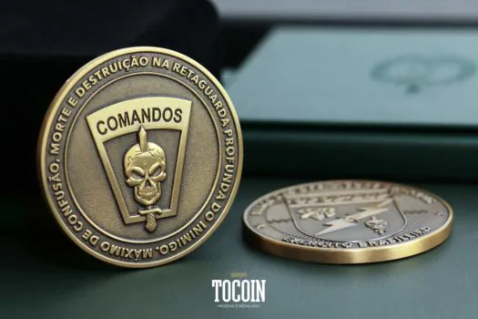 Militares abrem cápsula do tempo e encontram lama, moedas antigas e uma medalha