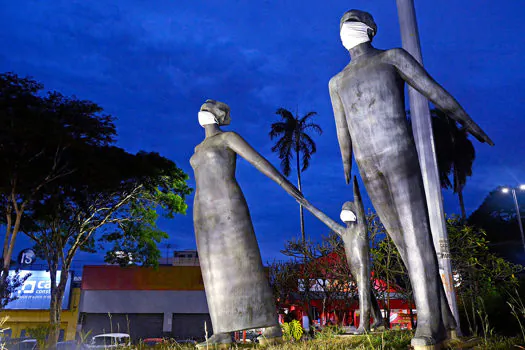 Monumentos ganham máscaras para conscientizar moradores de Santo André