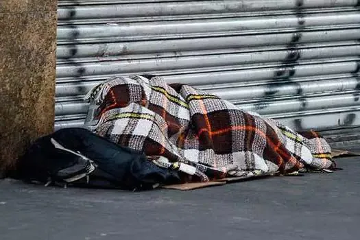 Aumento de moradores de rua em SP agrava disputa sob pontes e viadutos