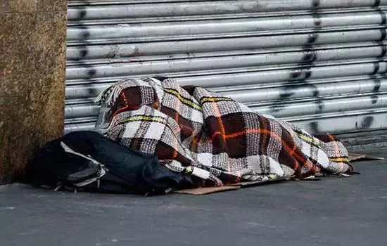 Aumento de moradores de rua em SP agrava disputa sob pontes e viadutos