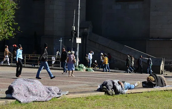 Prefeitura de SP monta 10 tendas e cria 2 mil vagas em abrigos para morador de rua