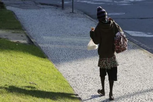 Em dia de luta, defensores públicos atendem morador de rua na calçada