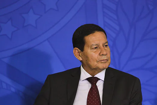 Mourão minimiza pólvora de Bolsonaro: ‘acho que se referiu a aforismo antigo’