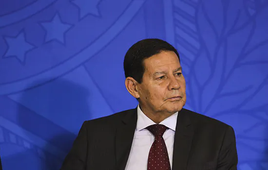 Mourão minimiza pólvora de Bolsonaro: ‘acho que se referiu a aforismo antigo’