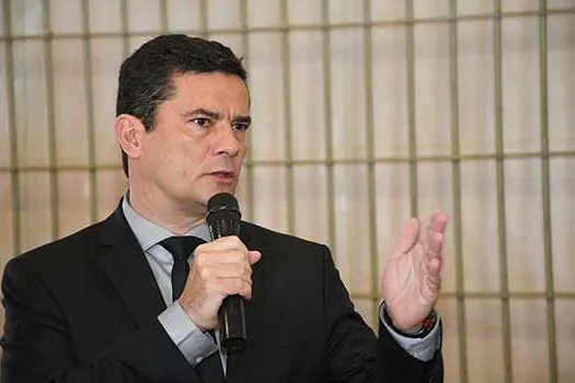 Moro chega à PF para depor; manifestantes pró e contra ex-ministro se reúnem no local