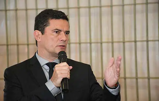 Moro chega à PF para depor; manifestantes pró e contra ex-ministro se reúnem no local