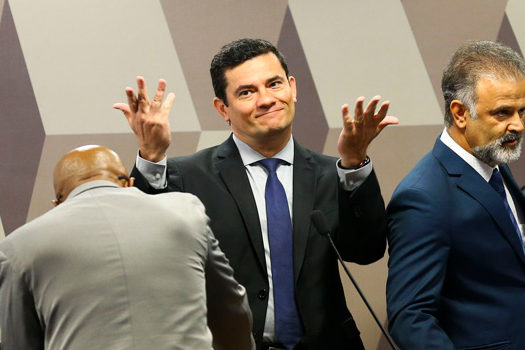 Moro diz que deixaria cargo se houvesse incorreção, mas agiu dentro da lei