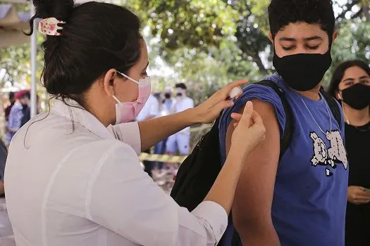 Mortes de adolescentes caem em fase crítica da terceira onda de covid