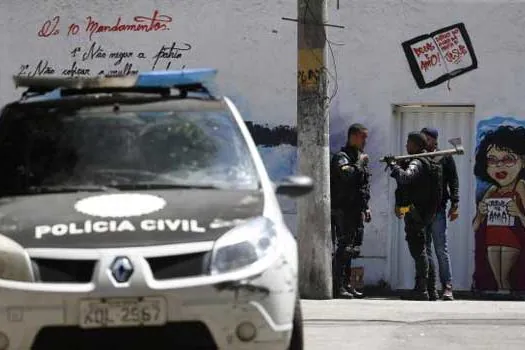 Suspeito de liderar milícia no Rio é morto após atirar granada contra policiais, diz delegado