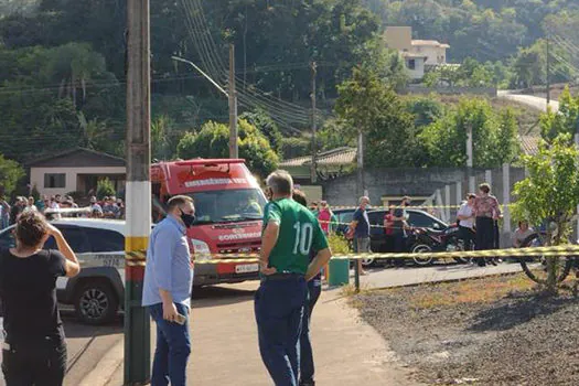 Adolescente invade creche e mata dois alunos e uma professora em SC