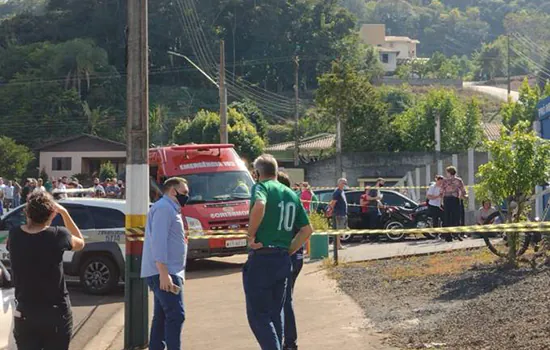 Adolescente invade creche e mata dois alunos e uma professora em SC