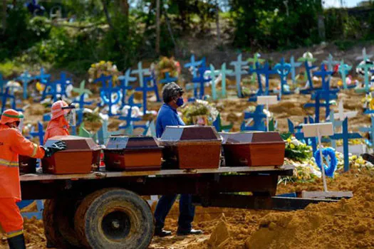 Brasil registra 2.399 mortes por covid-19 em 24h; total se aproxima de 455 mil