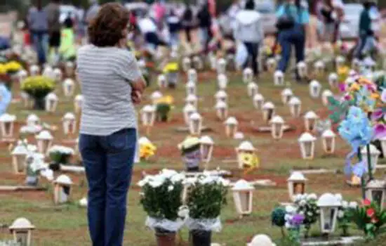 Brasil registra 886 mortes pela covid em 24 e total ultrapassa 555 mil vítimas