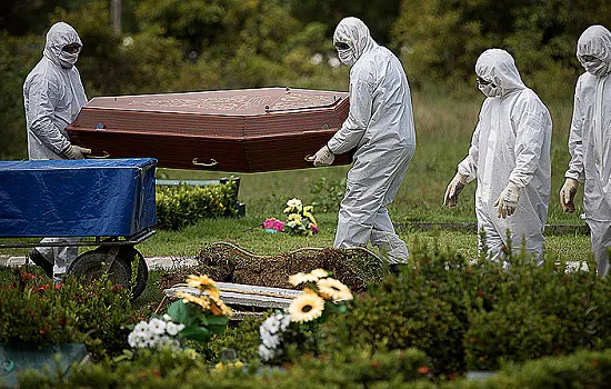 Mundo atinge marca de 5 milhões de mortos pela covid-19