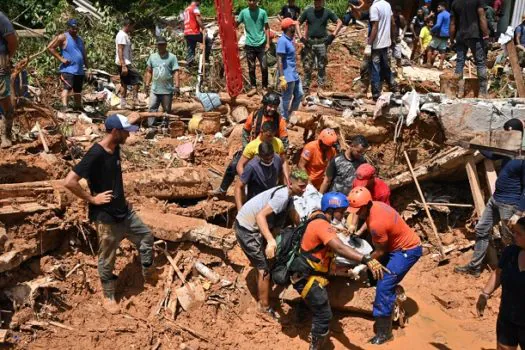 Sobe para 54 o número de mortes após chuvas no litoral norte de SP